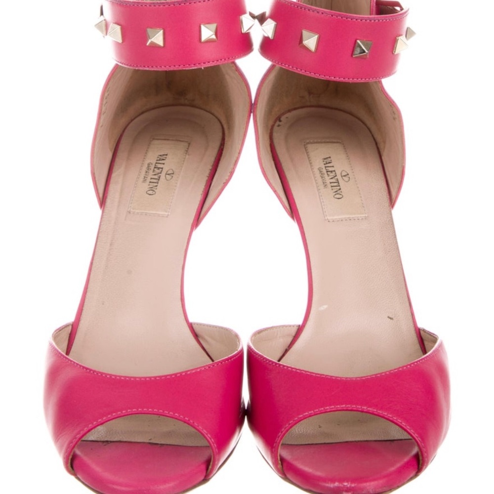 Valentino Rockstud leather sandals size 8.5 in hot pink